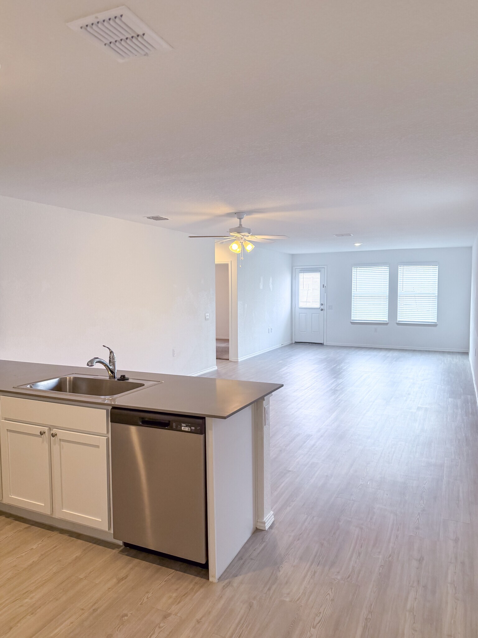 Building Photo - 1427 Laima Curv
