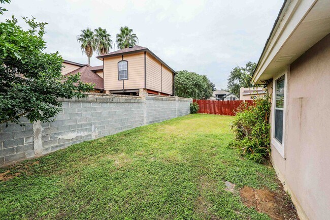Building Photo - 402 Cayman Ct