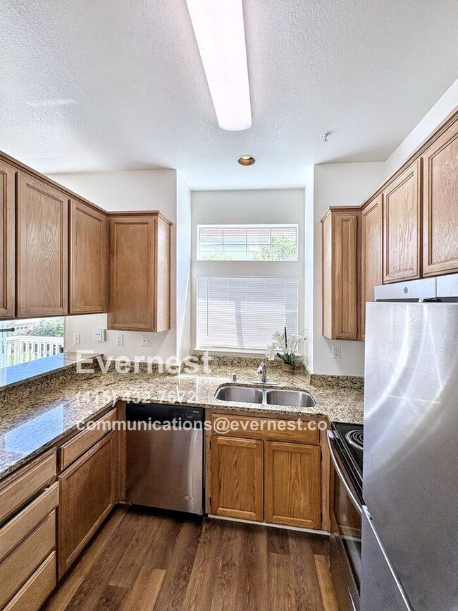 Building Photo - Lovely 2-Bedroom Townhome: Comfort and Con...