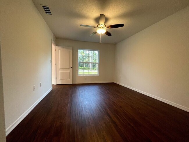 Building Photo - 3 bedroom, 2 bath, 2 car garage home on a ...