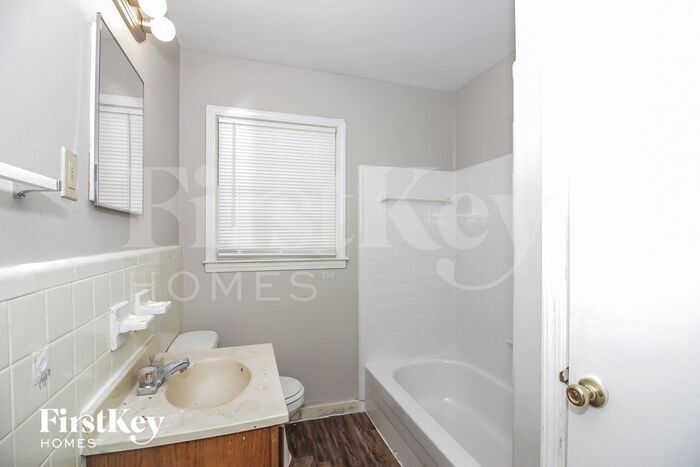 Building Photo - 2036 St James Dr