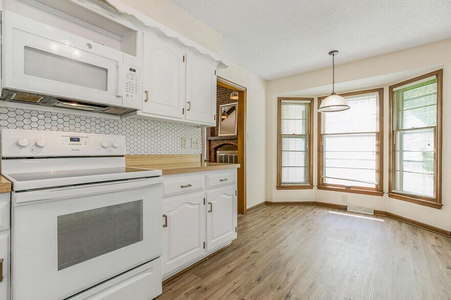 Building Photo - Spacious Shawnee Home Near Mill Creek Stre...