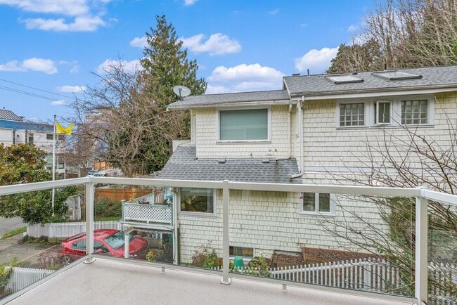 Building Photo - Quintessential West Seattle Townhome with ...