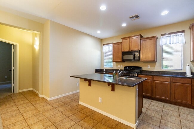 Building Photo - Fantastic single story, split floor plan h...