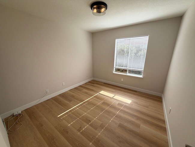 Building Photo - 3 Bed 1 Bath Single Family Home In Pittsburg (Newly Remodeled)