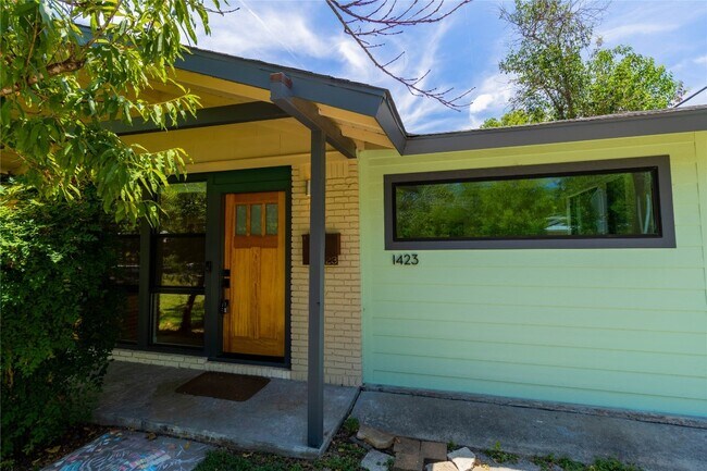 Building Photo - 1423 Broadmoor Dr