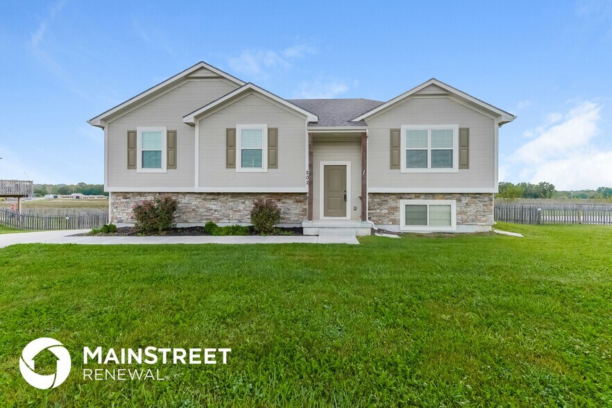 Primary Photo - 202 Golfview Dr