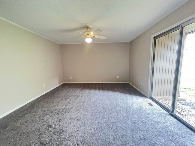 Building Photo - Beautiful renovated East Memphis condo located in the Richland area! Community Pool! Small pets a...