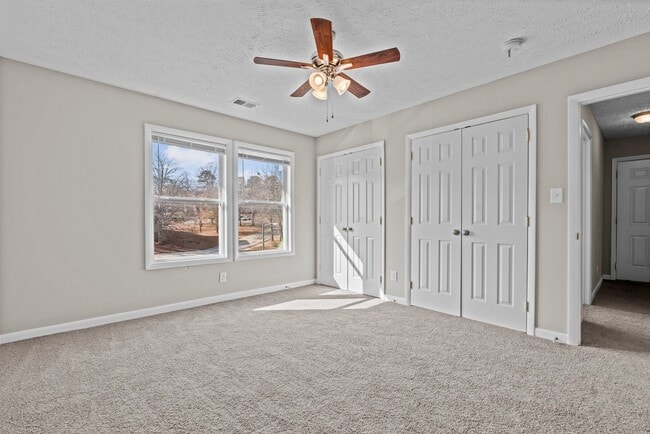 Building Photo - Freshly Remodeled 3rd Floor Apartment