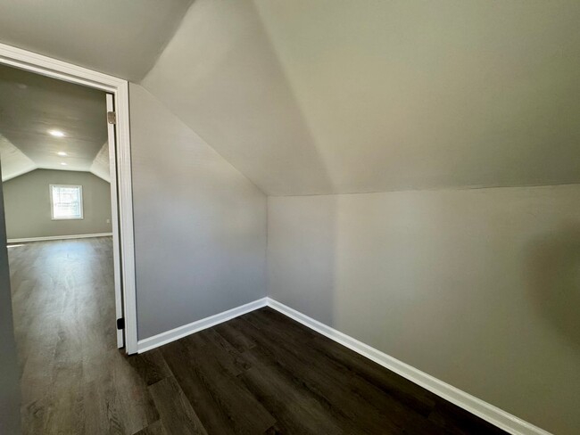 Building Photo - Recently Renovated 2 Bedroom 2 Bathroom Ho...