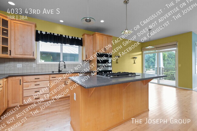 Building Photo - 4033 43rd Ave S