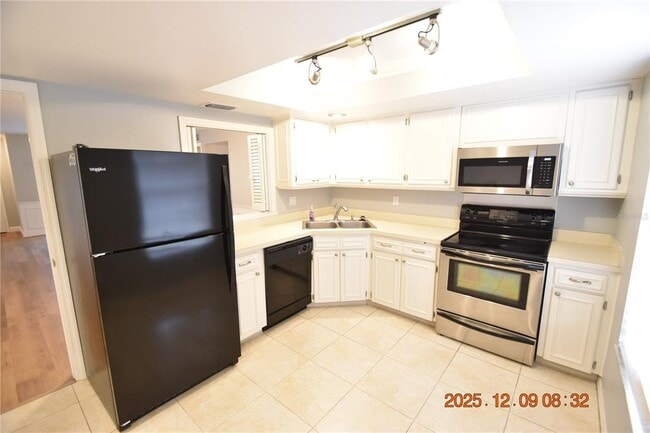 Building Photo - 3402 Latania Dr