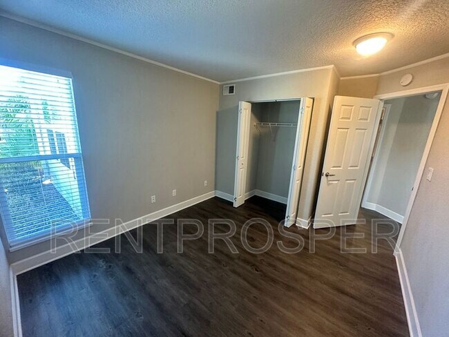 Building Photo - 2568 Woodgate Blvd