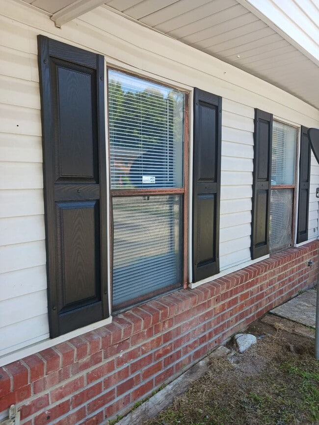 Building Photo - Two storey 2 Bed Townhouse in great N Chas...
