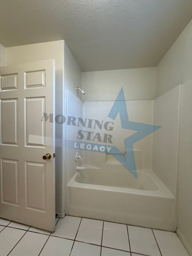 Building Photo - 4 bedroom, 4 bath house - Must see landscaping!