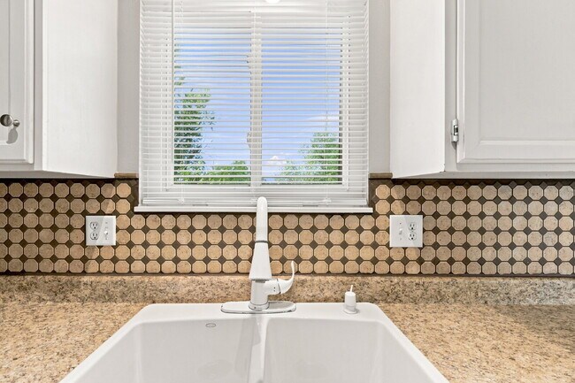 Building Photo - $1,895.95 3-bed, 1.5-bathroom located in Colorado Springs with a washer and dryer.