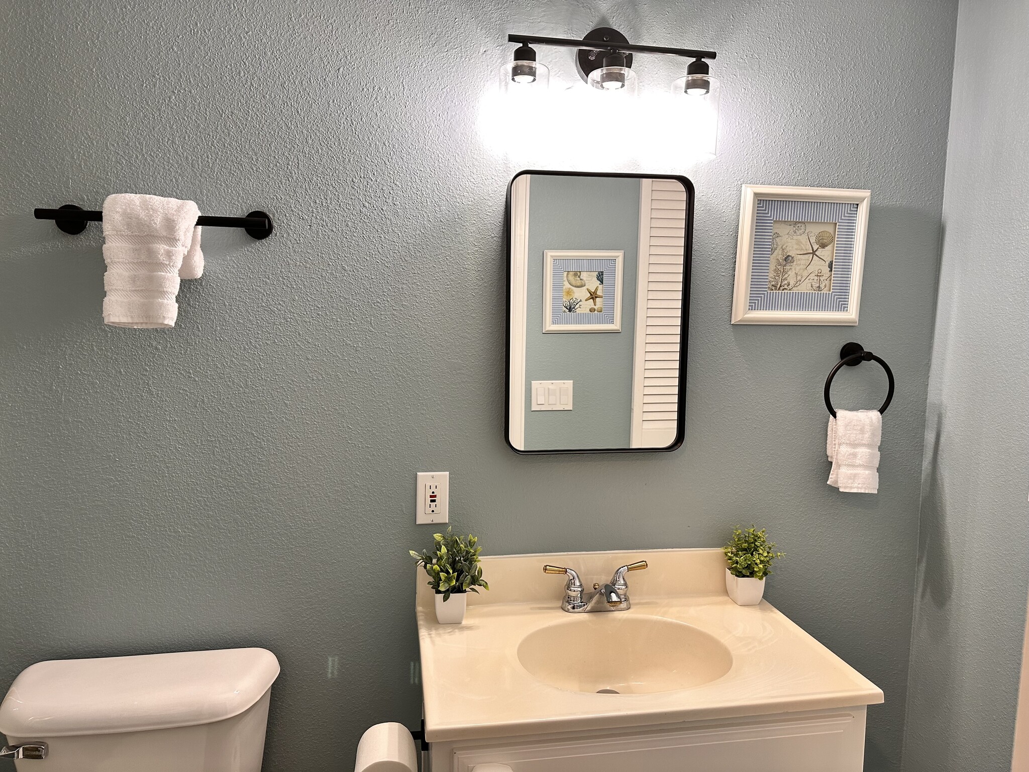 Building Photo - 13848 W Amherst Dr