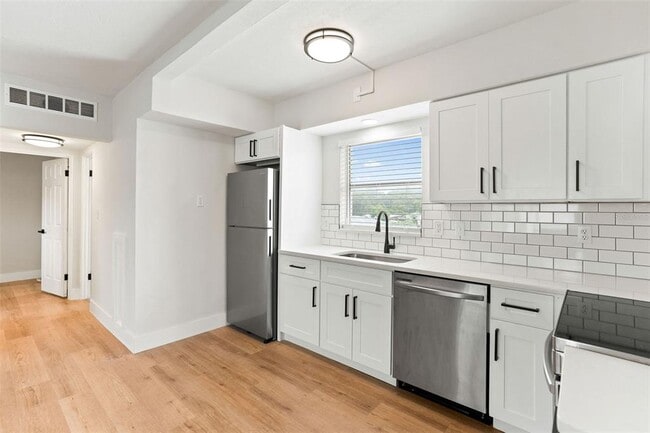 Building Photo - 300 S Nimbus Ave