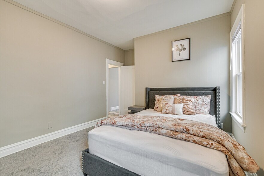 Building Photo - 6435 N Leavitt St