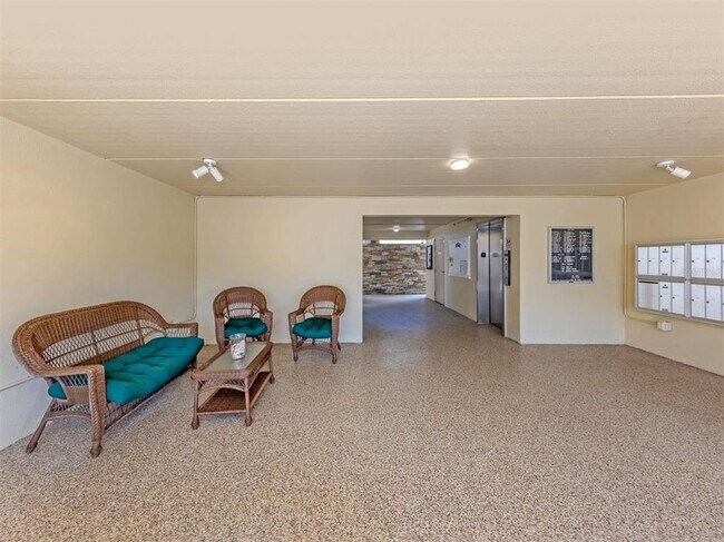 Building Photo - 1400 Tarpon Center Dr
