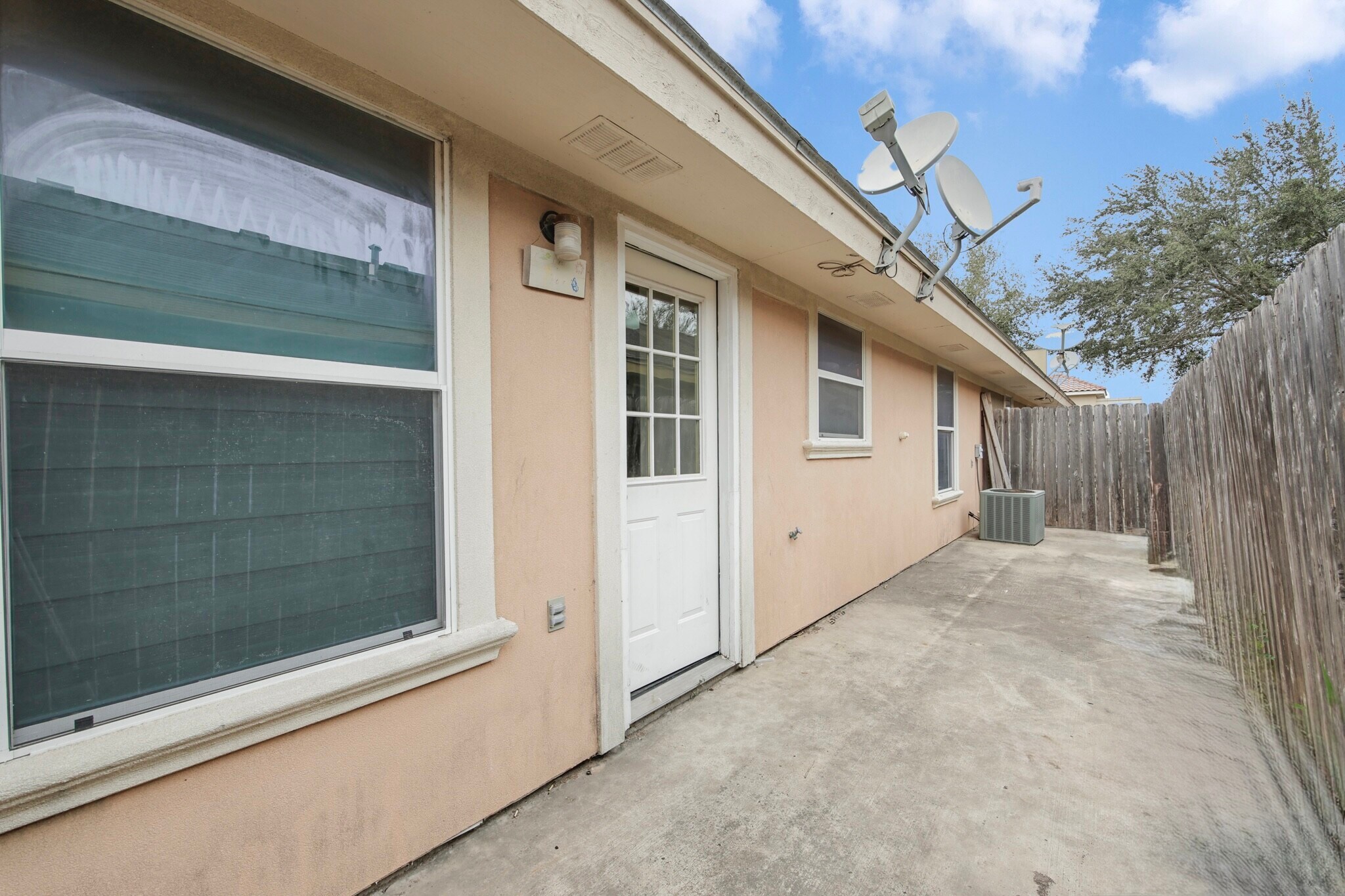 Building Photo - 1805 W Bronze St