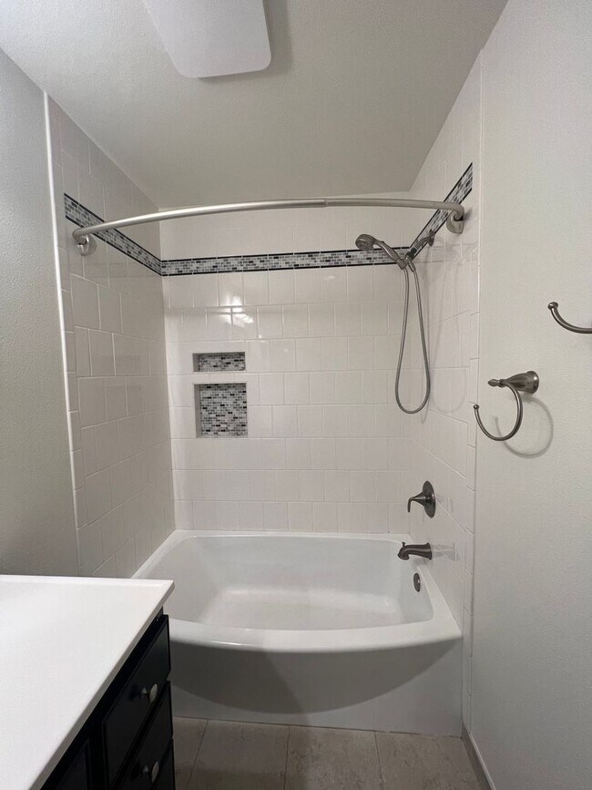 Building Photo - 2 Bedroom 2 Bath Spacious Condo For Rent in Long Beach Comes with Assigned Garage Space - Marketi...