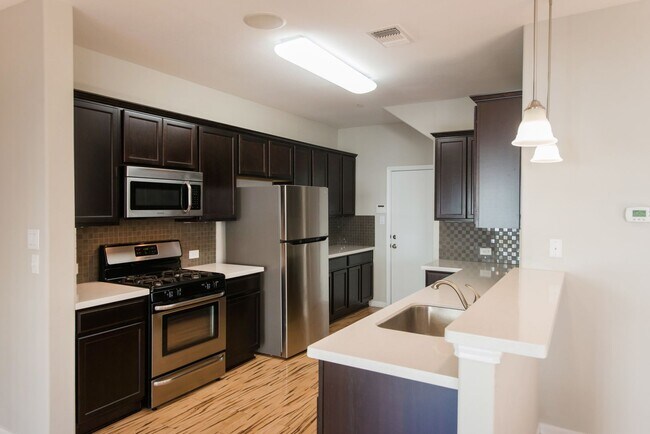 Building Photo - Model Home in City Side Condo Community