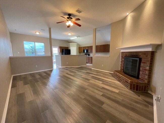 Building Photo - COMING SOON - 3 BEDROOM 2 BATH HOME IN SW ...