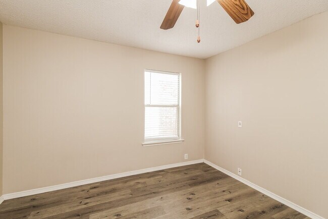 Building Photo - 1032 Springcreek Dr