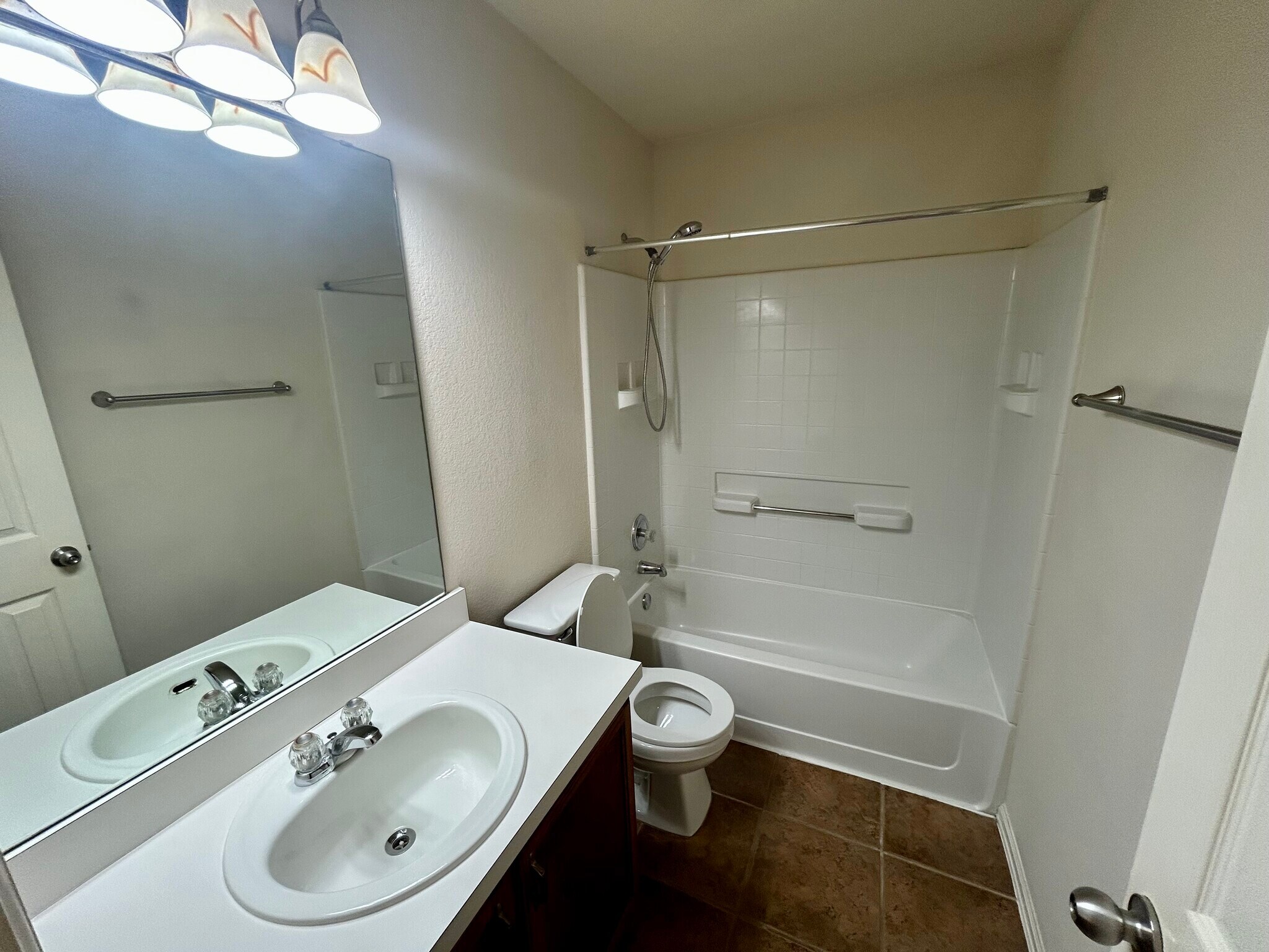 Shared 2nd Floor full bath - 1305 Sunflower Ln