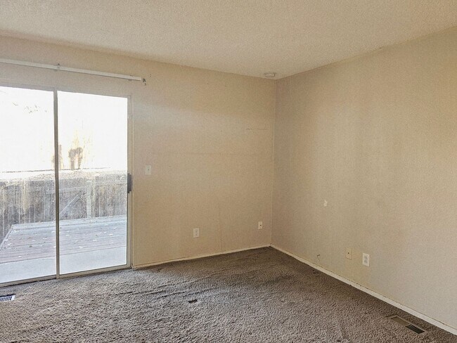 Building Photo - Cozy 1 Bedroom Condo with Assigned Parking Space