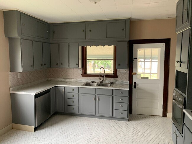 Building Photo - 4 Bed, 2 Bathroom House