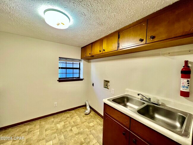Building Photo - 2402 Ashland Rd