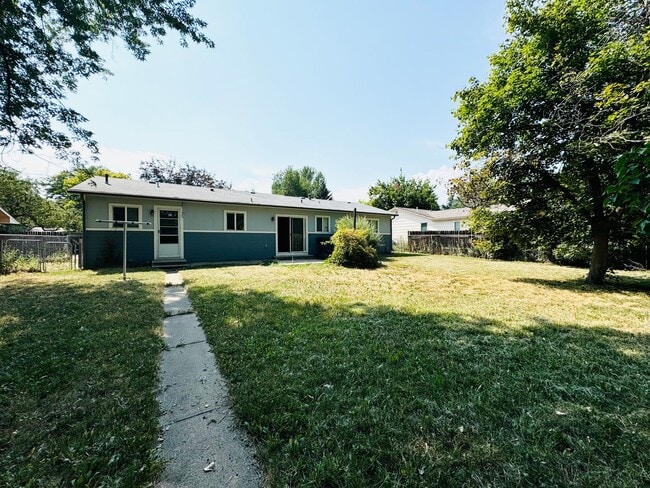 Building Photo - 3 Bed/1 Bath Home Near CSU!