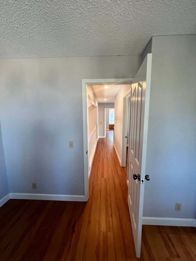 Building Photo - West Ventura - Gorgeous updated three bedroom, 2.5 bath home in Brock Hills