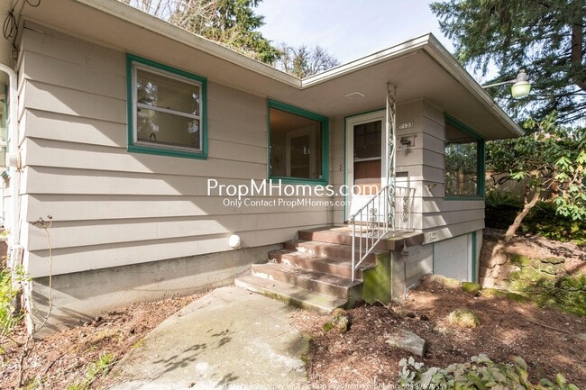 Building Photo - Quintessential Two Bedroom home in SW - Beautiful Backyard!