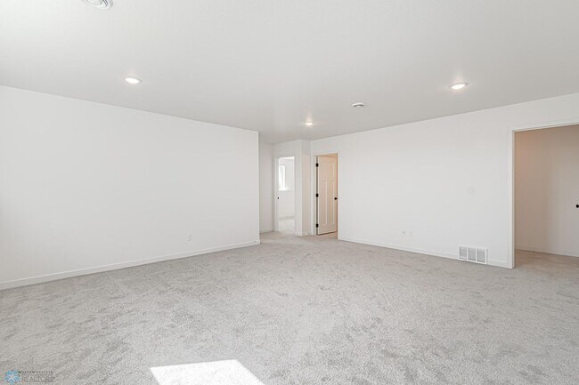 Building Photo - 4 bedroom 2 bathroom house