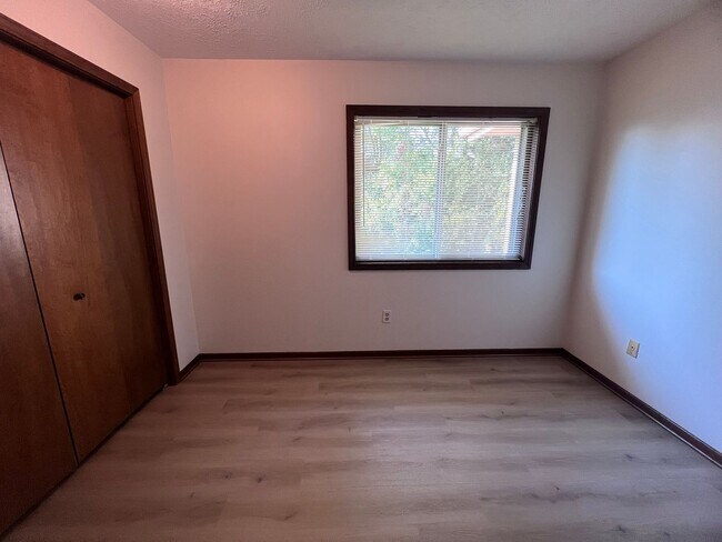 Building Photo - Spacious Two-Bedroom Duplex in Kentwood!