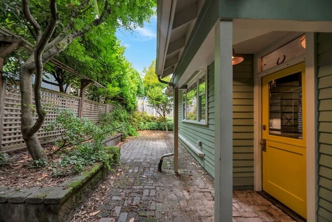 Building Photo - Big Charm in Madison Valley 4 bd 3 ba