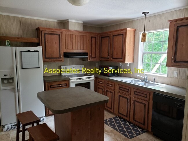 Building Photo - Remodeled and just on the Market!