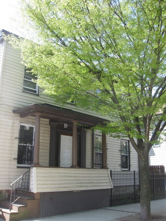 Building Photo - 70 William St