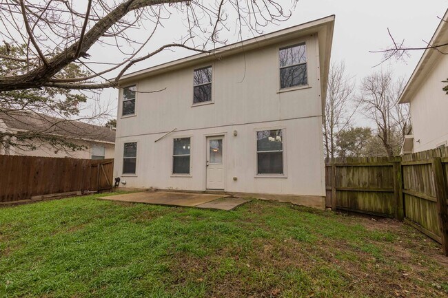 Building Photo - Charming 3BR/2.5BA Home with Spacious Back...