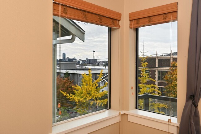Building Photo - Modern & Spacious 2+ Bedroom/3.25 Bath Vie...