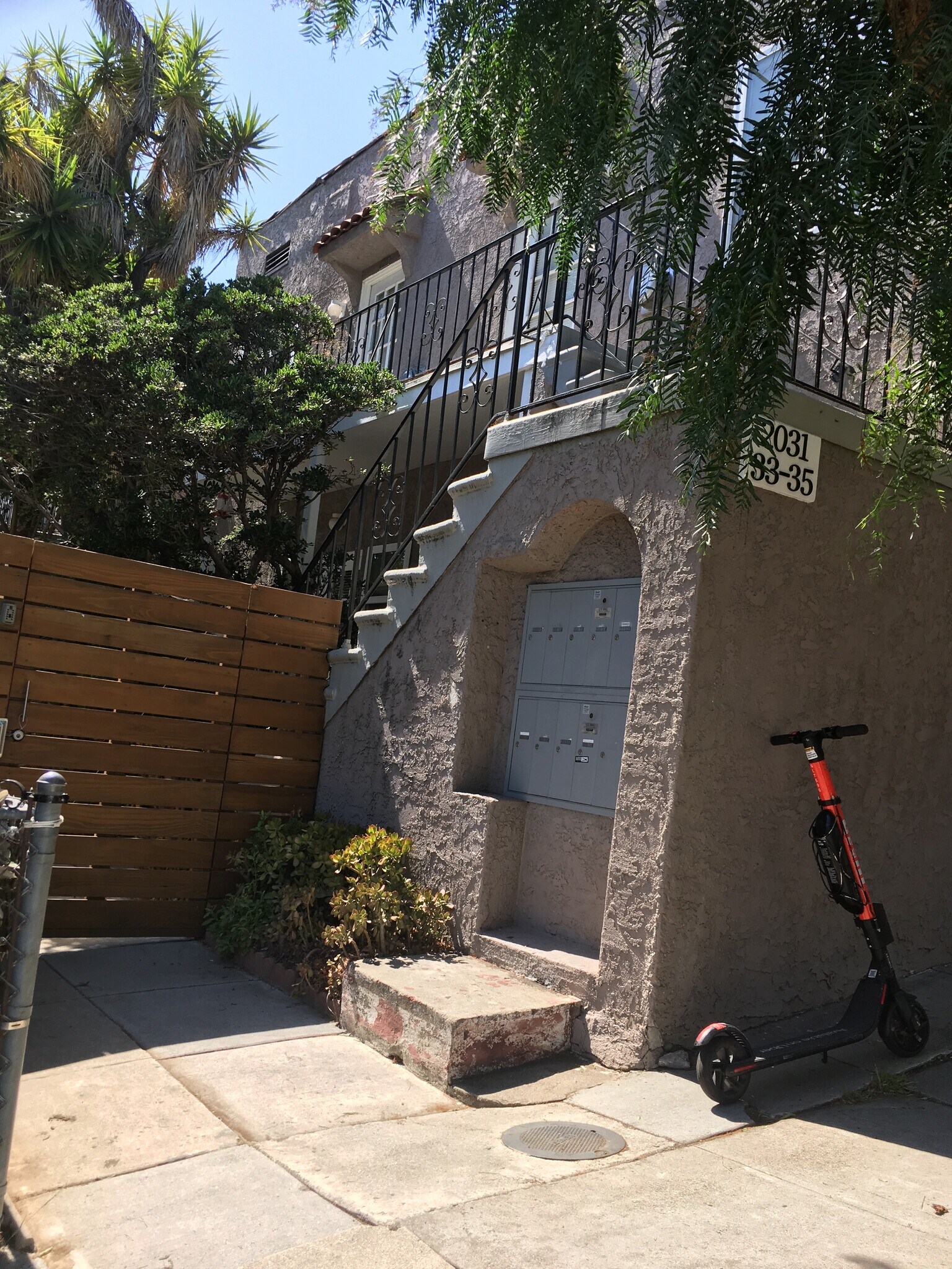 Building Photo - 2035 N Vista del Mar Ave