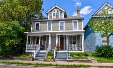 Building Photo - 1050 Oak St