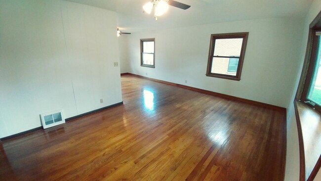 Building Photo - Beautiful Spacious 3 Bedroom 1.5 Bath Colo...