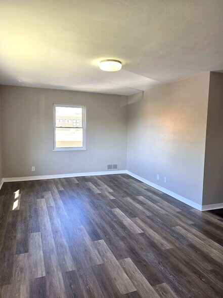 Building Photo - 829 Uhrig Ave