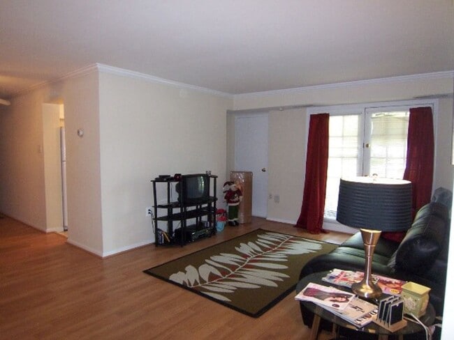 Building Photo - FREE RENT! Sail into this 2BR 1BA at the M...