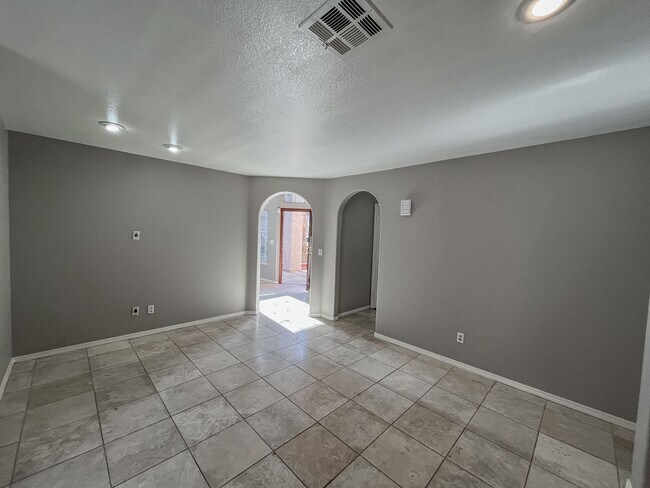 Building Photo - Spacious 4-Bedroom Home in Prime Green Val...