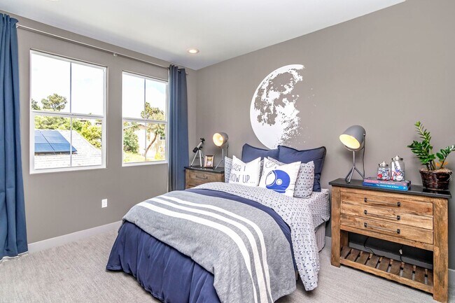 Building Photo - Stunning Fully Furnished Tri-Level Townhome 4BD/4BATHS! Central AC/Heat with Solar! 2 Car attache...